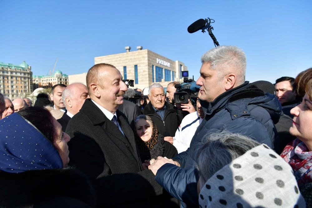 Президент Ильхам Алиев встретился на приморском бульваре Сумгайыта с жителями города (ФОТО)