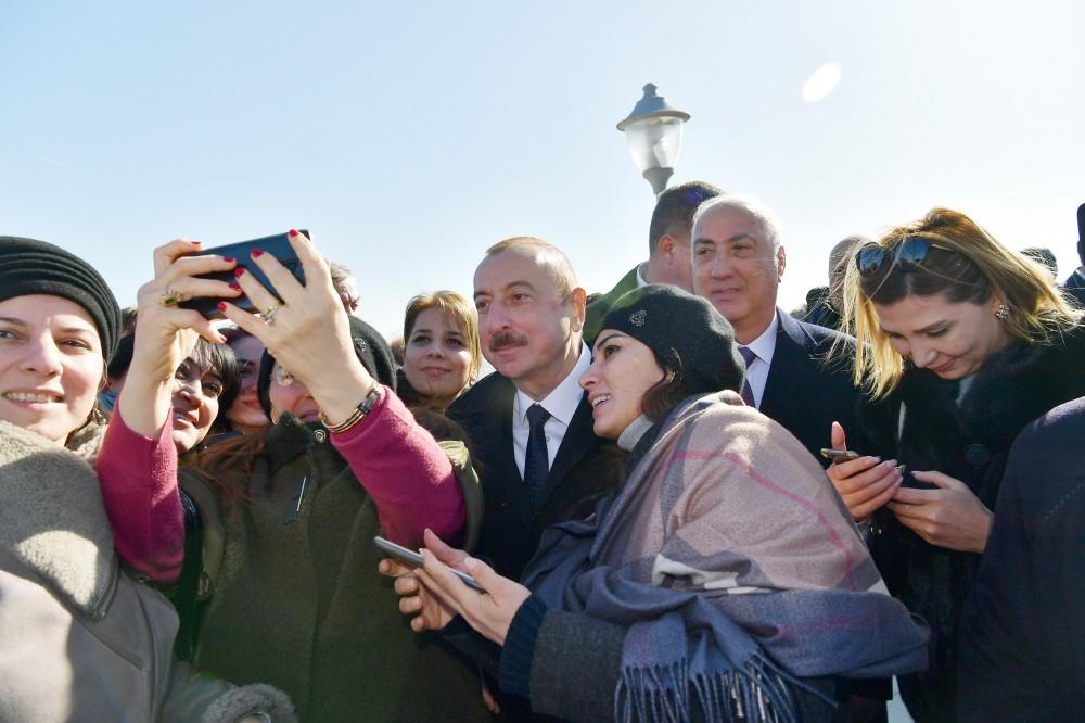 Президент Ильхам Алиев встретился на приморском бульваре Сумгайыта с жителями города (ФОТО)