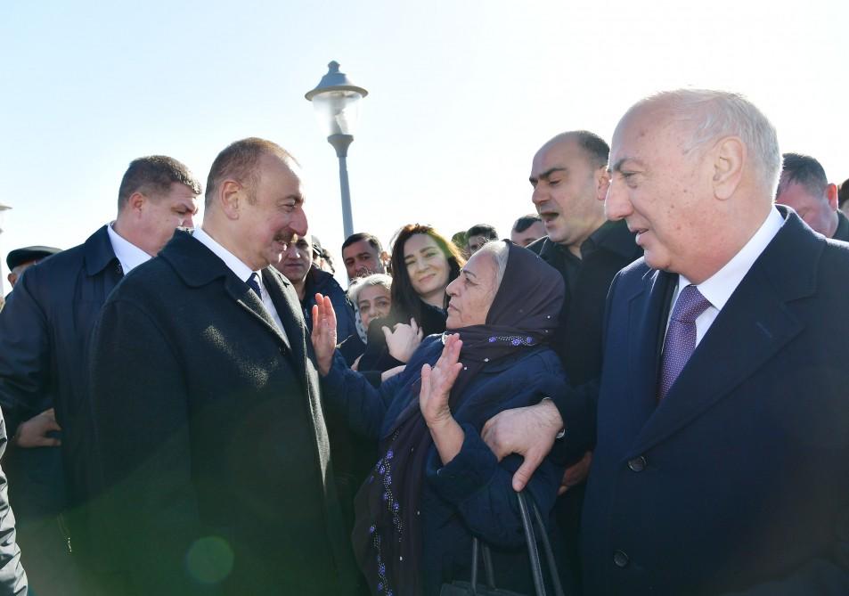 Президент Ильхам Алиев встретился на приморском бульваре Сумгайыта с жителями города (ФОТО)