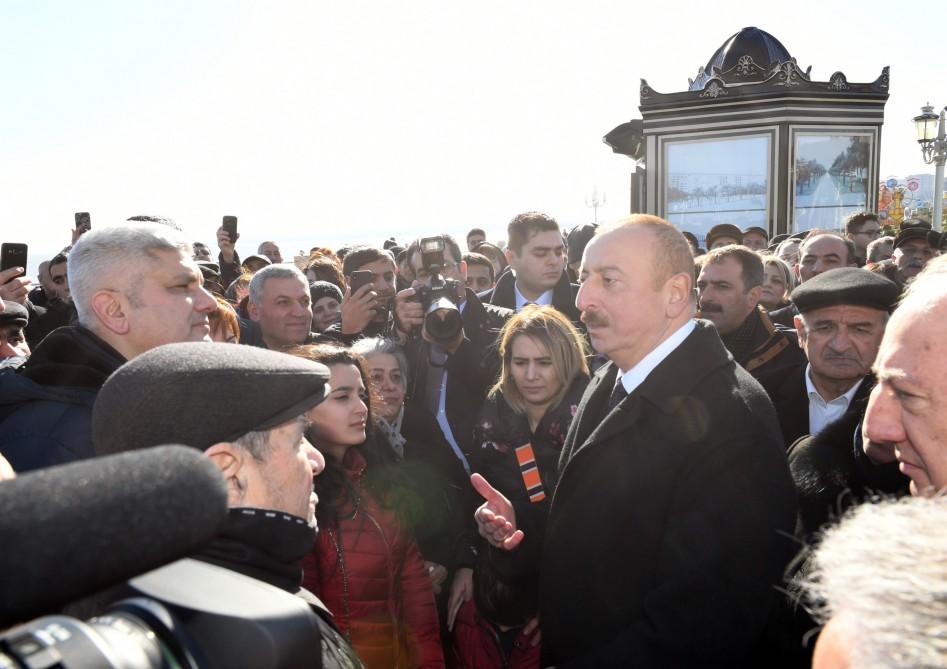 Президент Ильхам Алиев встретился на приморском бульваре Сумгайыта с жителями города (ФОТО)