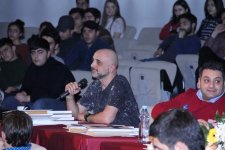 Агиль М.Гулиев вышел на боксерский поединок со студентом (ФОТО)