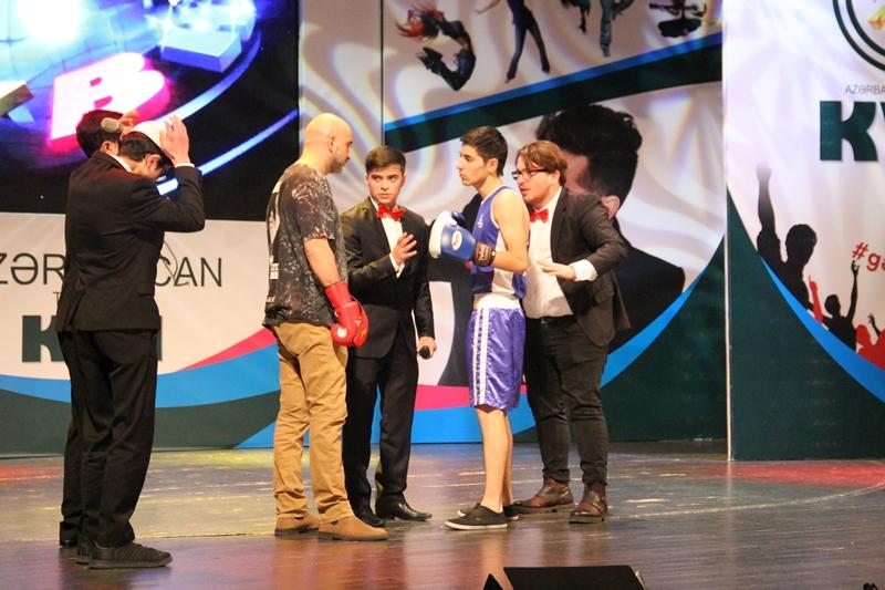 Агиль М.Гулиев вышел на боксерский поединок со студентом (ФОТО)