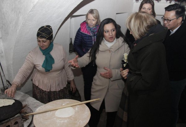 Баронесса Эмма Николсон приняла участие в процессе приготовления кутабов (ФОТО)