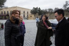 Баронесса Эмма Николсон приняла участие в процессе приготовления кутабов (ФОТО)