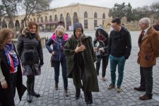 Баронесса Эмма Николсон приняла участие в процессе приготовления кутабов (ФОТО)