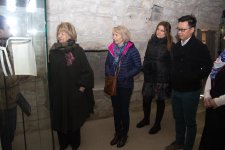 Баронесса Эмма Николсон приняла участие в процессе приготовления кутабов (ФОТО)