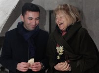 Баронесса Эмма Николсон приняла участие в процессе приготовления кутабов (ФОТО)