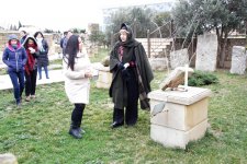 Баронесса Эмма Николсон приняла участие в процессе приготовления кутабов (ФОТО)