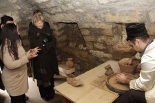 Баронесса Эмма Николсон приняла участие в процессе приготовления кутабов (ФОТО)