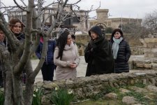 Баронесса Эмма Николсон приняла участие в процессе приготовления кутабов (ФОТО)