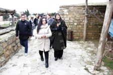 Баронесса Эмма Николсон приняла участие в процессе приготовления кутабов (ФОТО)