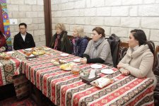 Баронесса Эмма Николсон приняла участие в процессе приготовления кутабов (ФОТО)