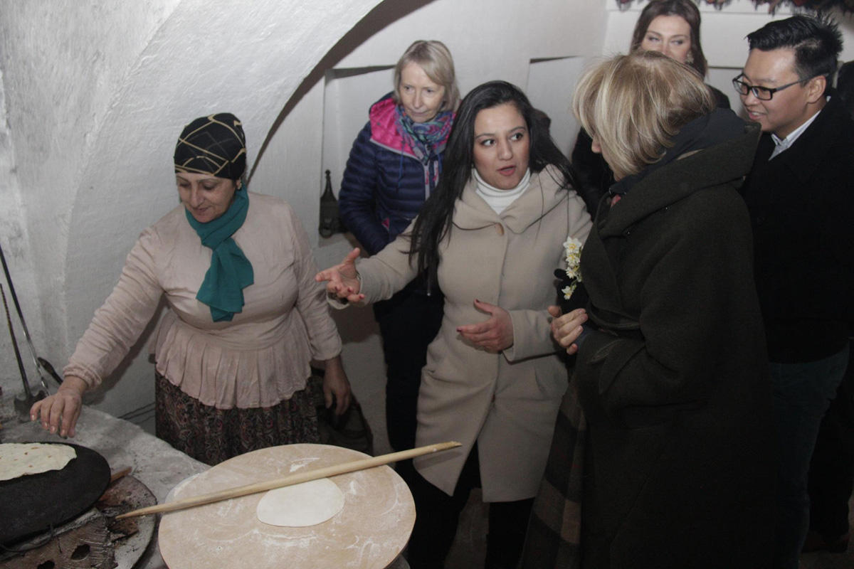 Баронесса Эмма Николсон приняла участие в процессе приготовления кутабов (ФОТО)