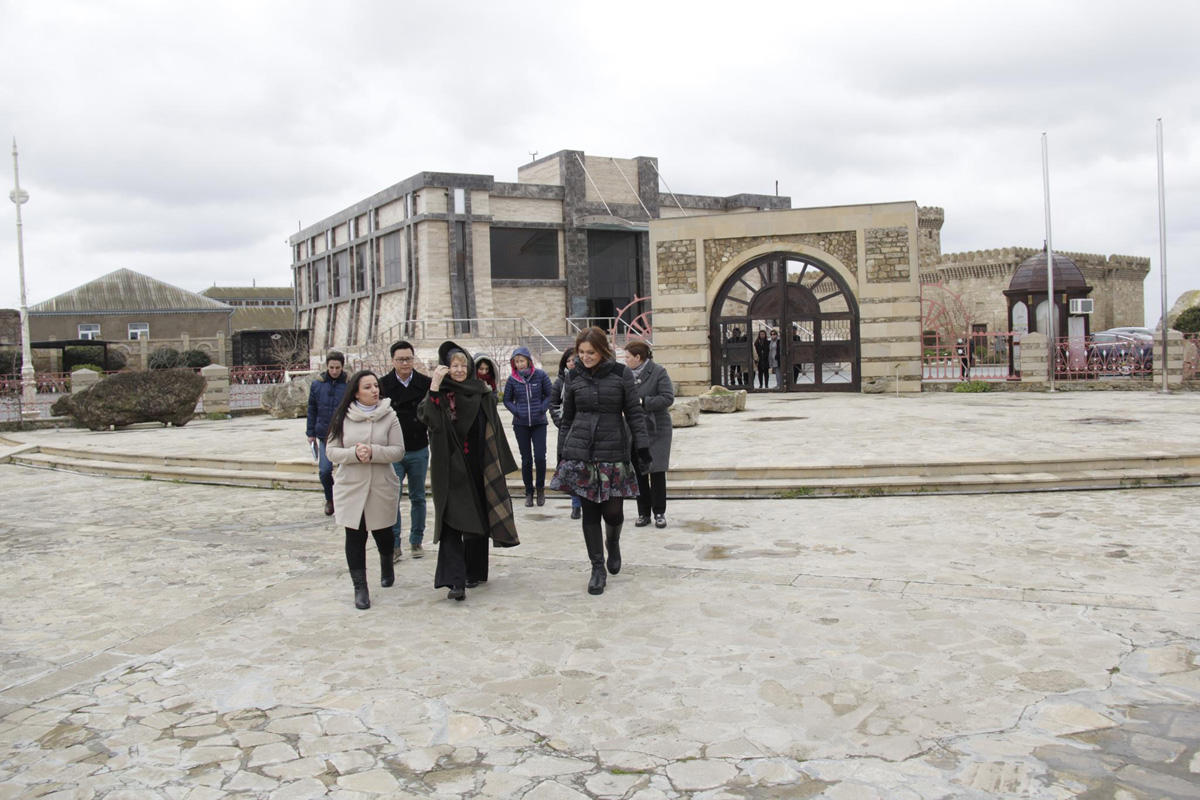 Баронесса Эмма Николсон приняла участие в процессе приготовления кутабов (ФОТО)