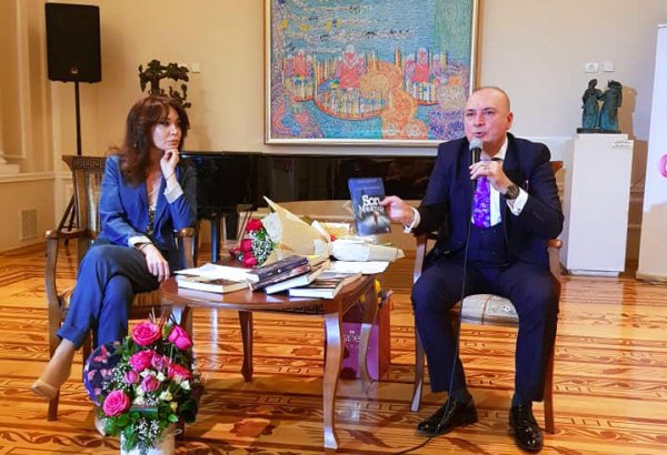 Автор 11 бестселлеров раскрыл в Баку секреты успеха (ФОТО)