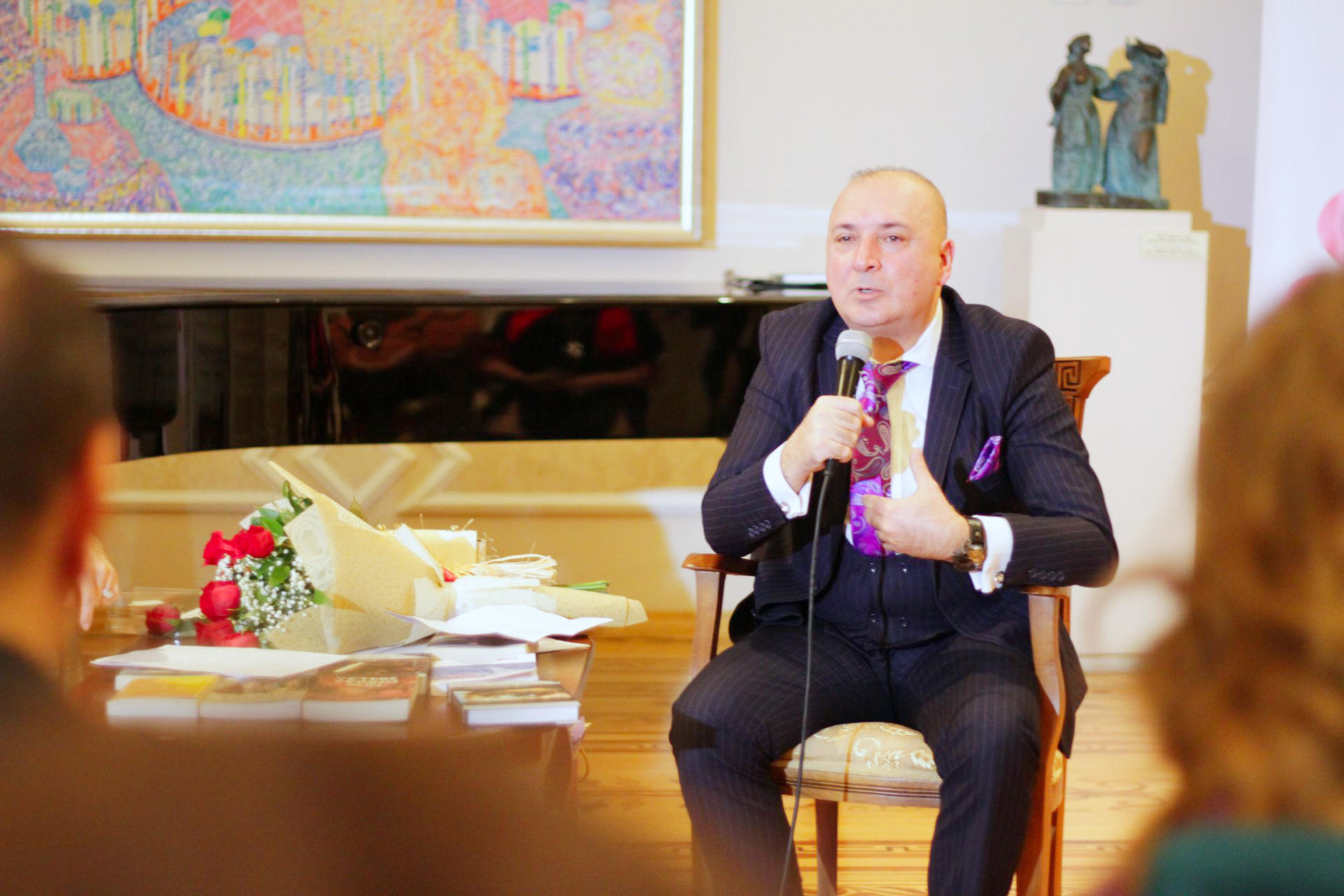 Автор 11 бестселлеров раскрыл в Баку секреты успеха (ФОТО)