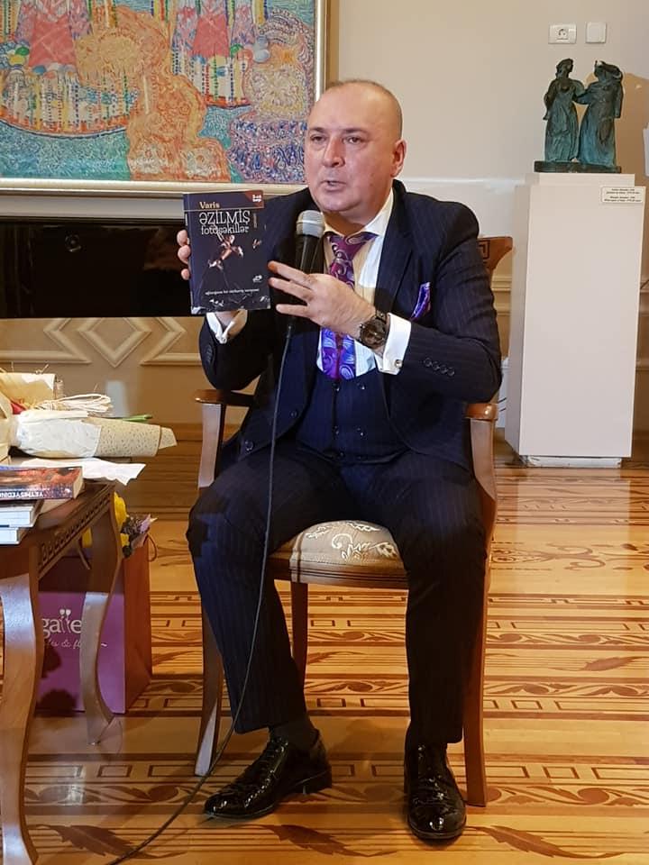 Автор 11 бестселлеров раскрыл в Баку секреты успеха (ФОТО)