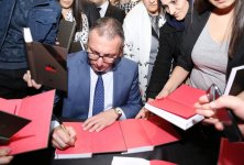 Вице-президент Фонда Гейдара Алиева Лейла Алиева приняла участие в мероприятии под названием «Ночь боли» в рамках международной кампании «Справедливость к Ходжалы!» (ФОТО) (версия 2)
