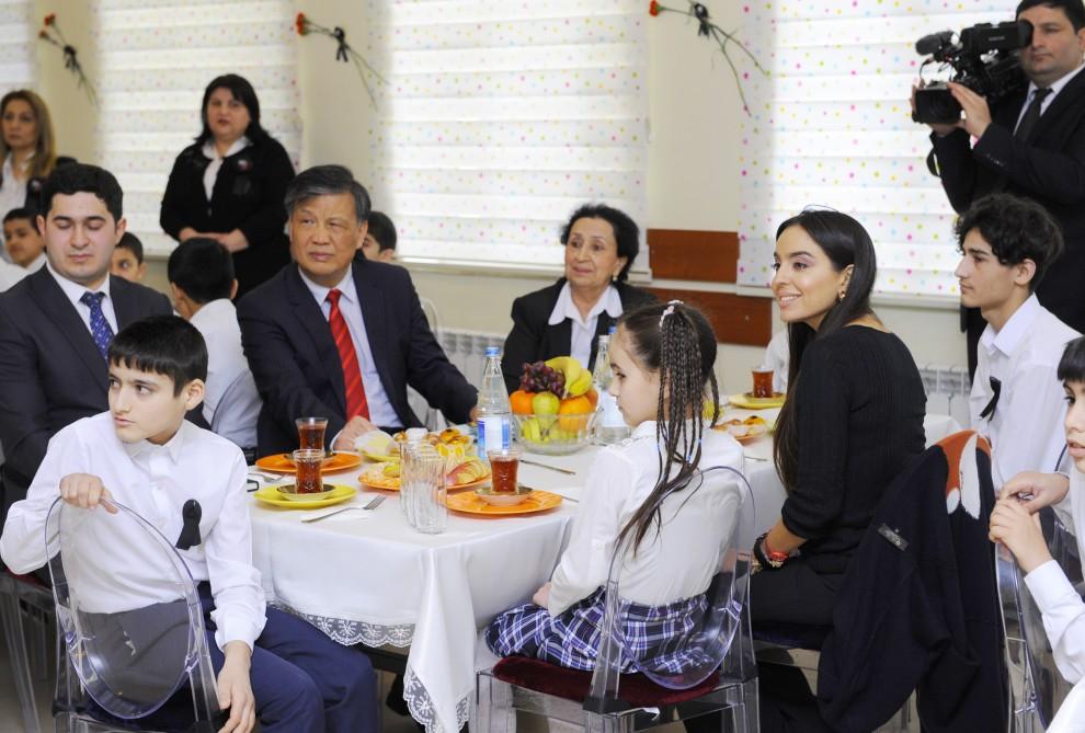 Вице-президент Фонда Гейдара Алиева Лейла Алиева встретилась с воспитанниками детдома в Сураханском районе Баку (ФОТО)