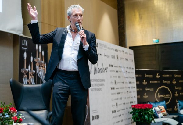 Баку посетил великий мистификатор "Леди Гага от дизайна" (ФОТО)