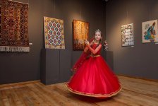 Азербайджанские девушки в волшебном марте: Пока от мужчин ждешь подарка… (ФОТО)