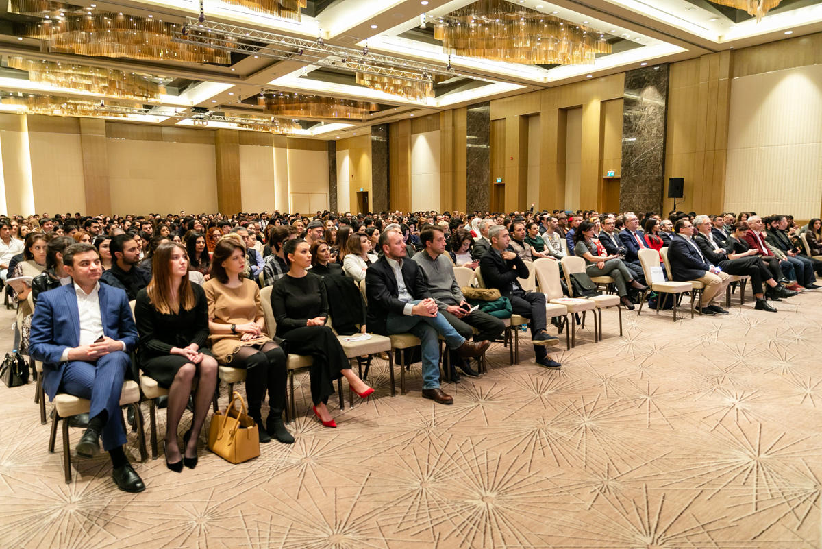 Баку посетил великий мистификатор "Леди Гага от дизайна" (ФОТО)