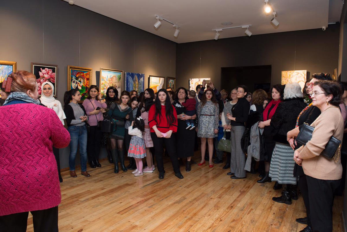 Азербайджанские девушки в волшебном марте: Пока от мужчин ждешь подарка… (ФОТО)