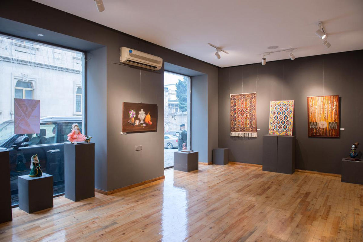 Азербайджанские девушки в волшебном марте: Пока от мужчин ждешь подарка… (ФОТО)