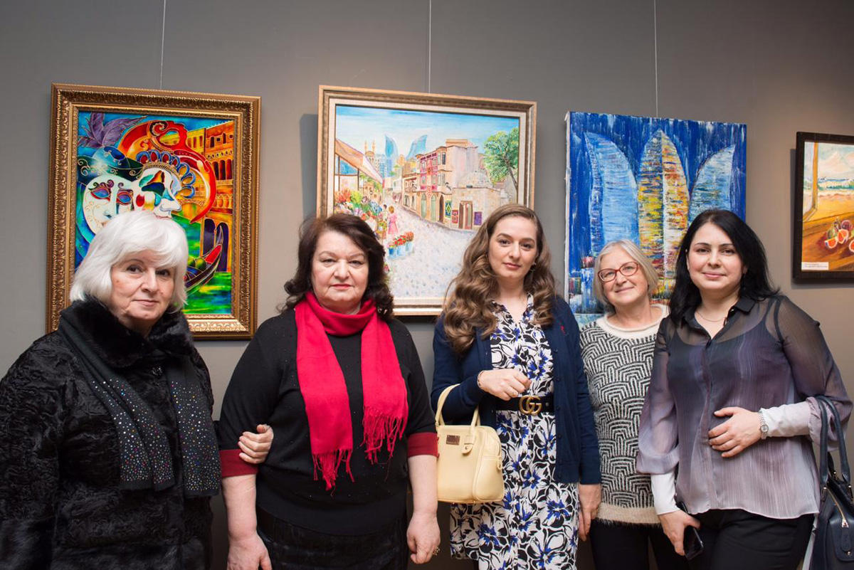 Азербайджанские девушки в волшебном марте: Пока от мужчин ждешь подарка… (ФОТО)