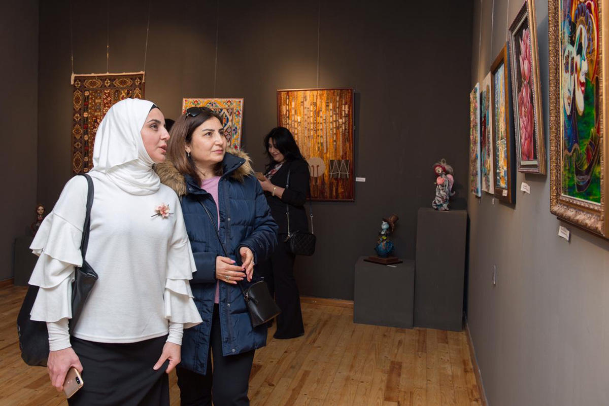 Азербайджанские девушки в волшебном марте: Пока от мужчин ждешь подарка… (ФОТО)