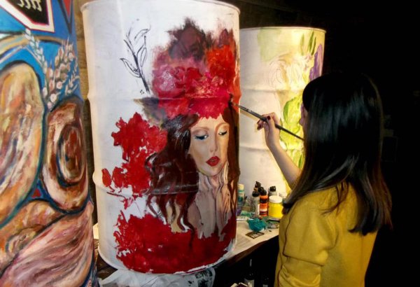 В честь 8 марта на металлических бочках в Баку "расцвели" цветы (ФОТО)