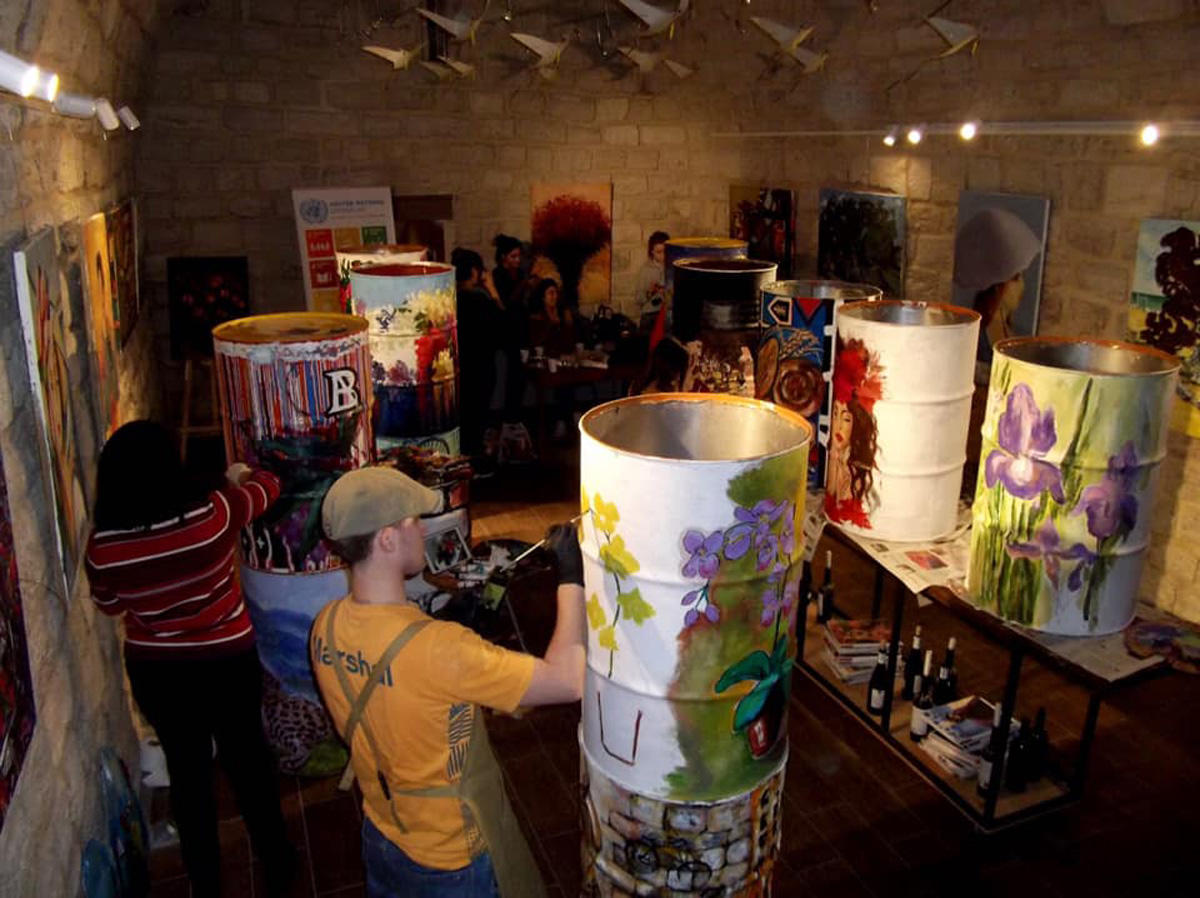 В честь 8 марта на металлических бочках в Баку "расцвели" цветы (ФОТО)