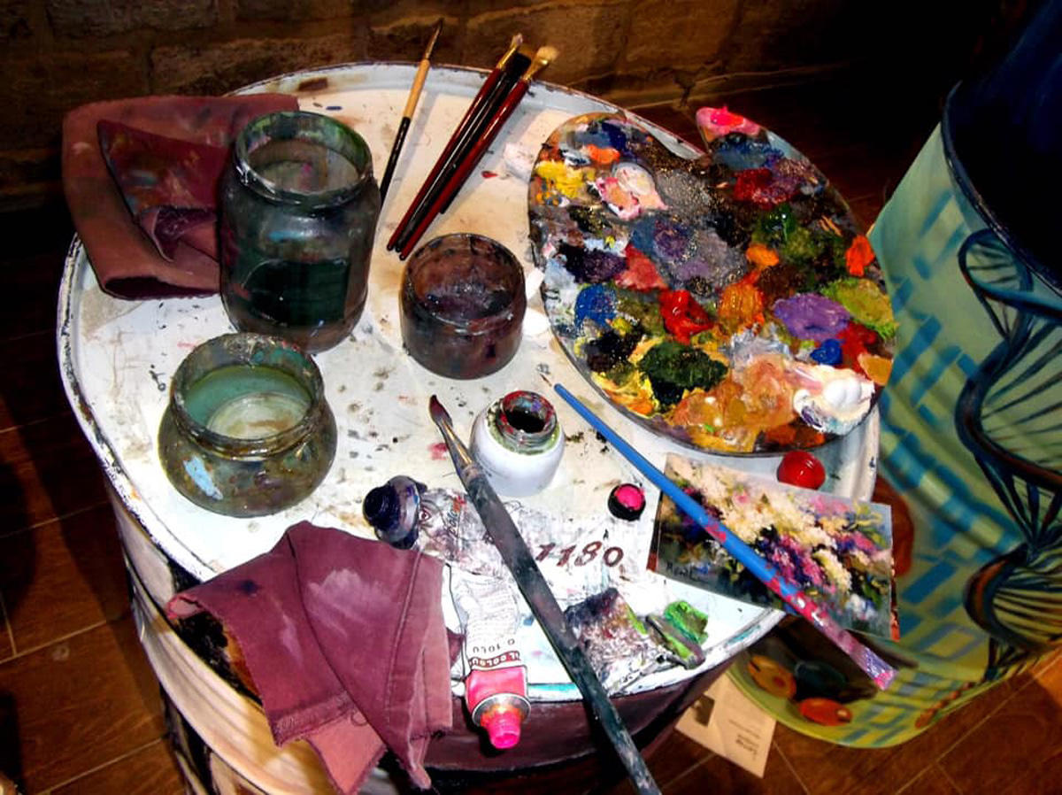 В честь 8 марта на металлических бочках в Баку "расцвели" цветы (ФОТО)