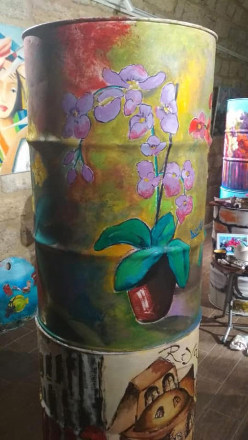 В честь 8 марта на металлических бочках в Баку "расцвели" цветы (ФОТО)