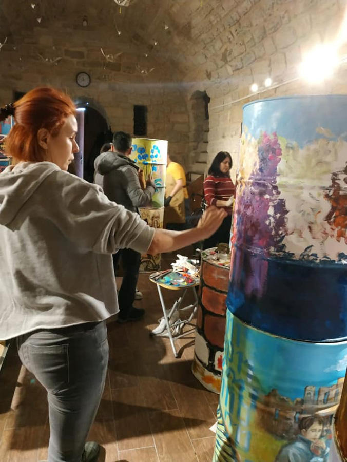 В честь 8 марта на металлических бочках в Баку "расцвели" цветы (ФОТО)