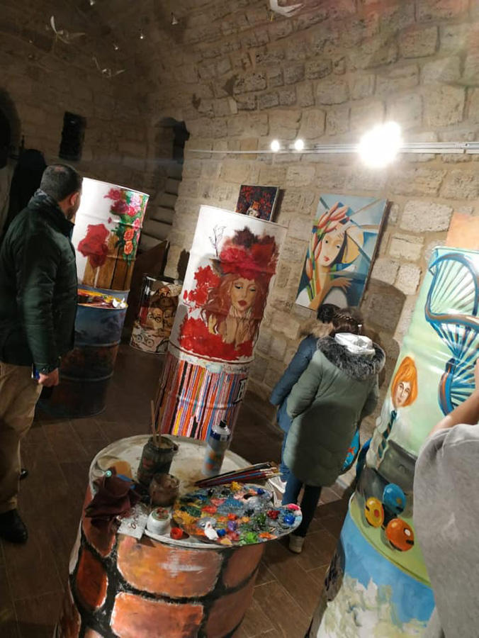 В честь 8 марта на металлических бочках в Баку "расцвели" цветы (ФОТО)