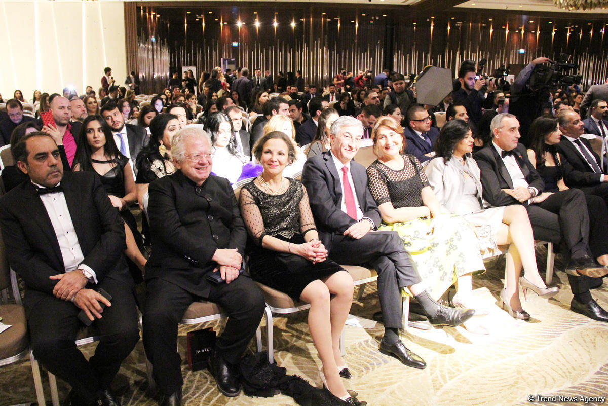 В Баку прошла церемония награждения "Золотые люди" – красная дорожка, звезды (ФОТО)