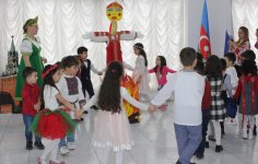 В Баку сожгли чучело Зимы и провели праздник с блинами (ФОТО)