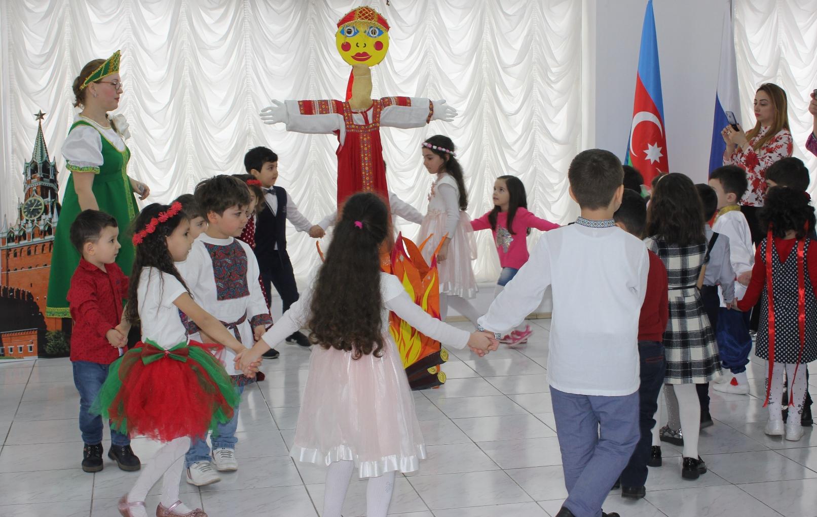 В Баку сожгли чучело Зимы и провели праздник с блинами (ФОТО)