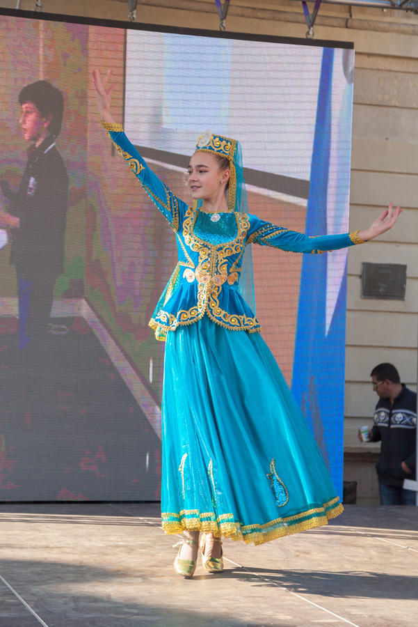 Эх, гуляй народ! Старинная часть Баку превратилась в праздничную площадку (ФОТО)