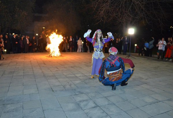 Послы прошли в Баку символический "ритуал очищения" перед Новрузом (ФОТО)