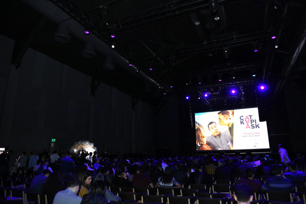 Турецкие красавицы в окружении азербайджанцев, или Потрескавшаяся любовь (ВИДЕО, ФОТО)