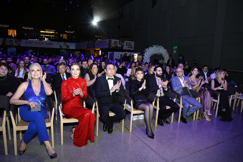 Турецкие красавицы в окружении азербайджанцев, или Потрескавшаяся любовь (ВИДЕО, ФОТО)