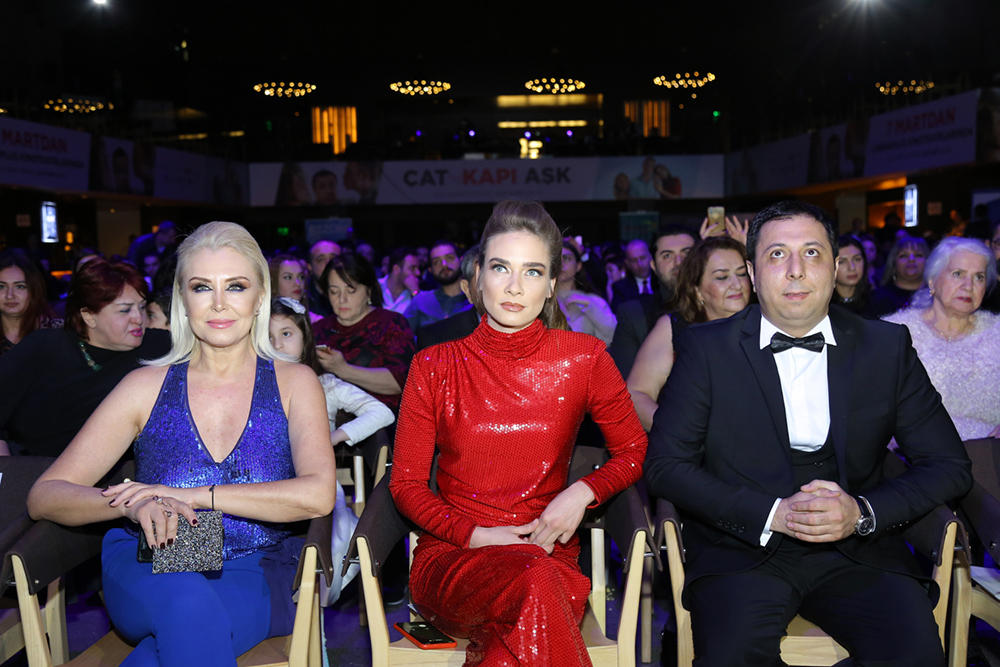 Турецкие красавицы в окружении азербайджанцев, или Потрескавшаяся любовь (ВИДЕО, ФОТО)