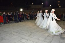 Послы прошли в Баку символический "ритуал очищения" перед Новрузом (ФОТО)