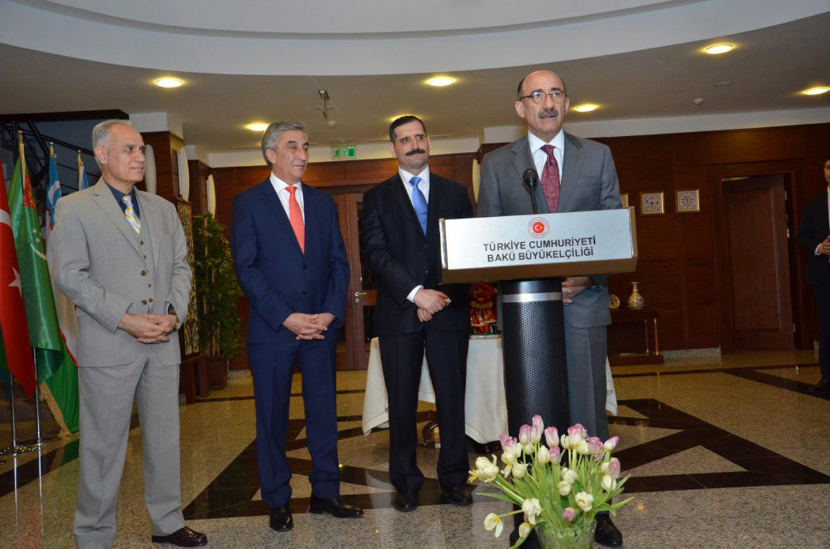 Послы прошли в Баку символический "ритуал очищения" перед Новрузом (ФОТО)