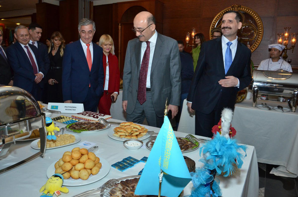 Послы прошли в Баку символический "ритуал очищения" перед Новрузом (ФОТО)