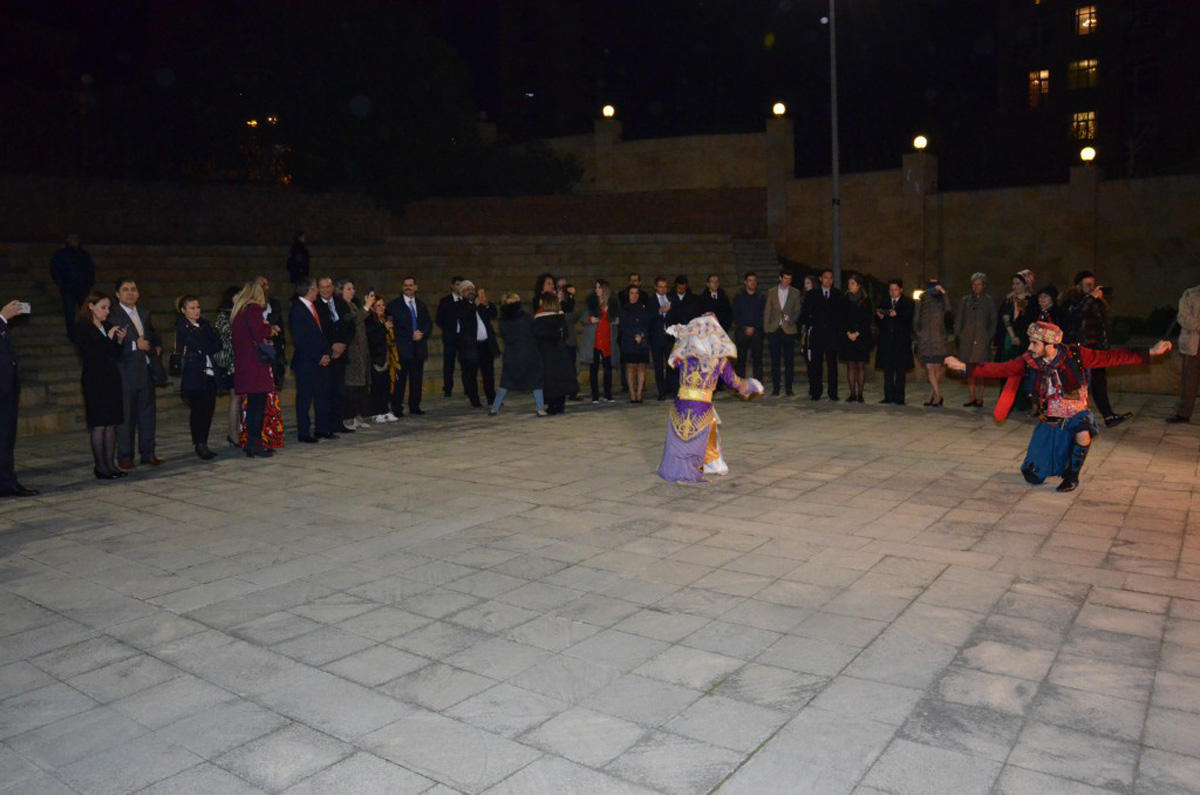 Послы прошли в Баку символический "ритуал очищения" перед Новрузом (ФОТО)