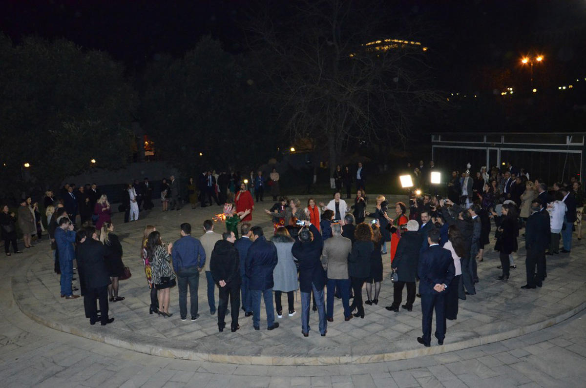 Послы прошли в Баку символический "ритуал очищения" перед Новрузом (ФОТО)