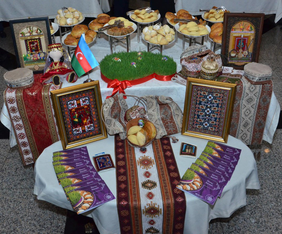 Послы прошли в Баку символический "ритуал очищения" перед Новрузом (ФОТО)